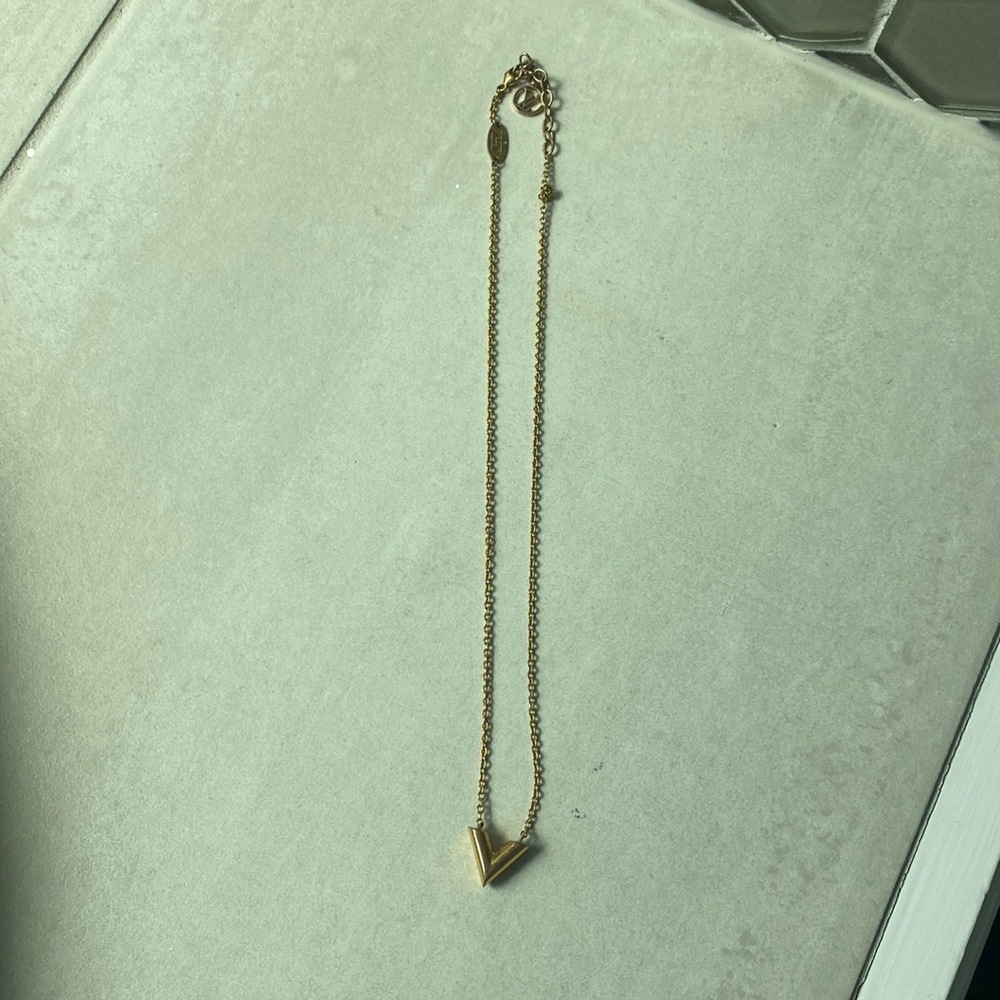 Louis Vuitton V necklace